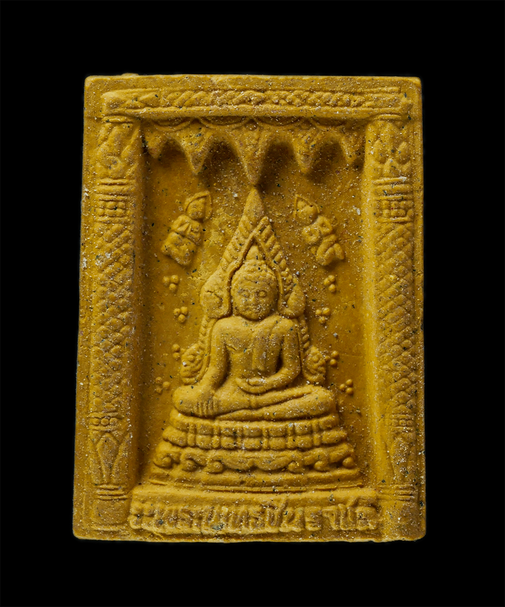 พระผงกล่องขาว17 (149)p.jpg - พระพุทธชินราช หลังตราสัญลักษณ์พระราชพิธีมหามงคลเฉลิมพระชนมพรรษา 6 รอบ  5 ธันวาคม 2542 เนื้อผงพุทธคุณ ผงว่าน สีเหลือง | https://kamulet.in.th